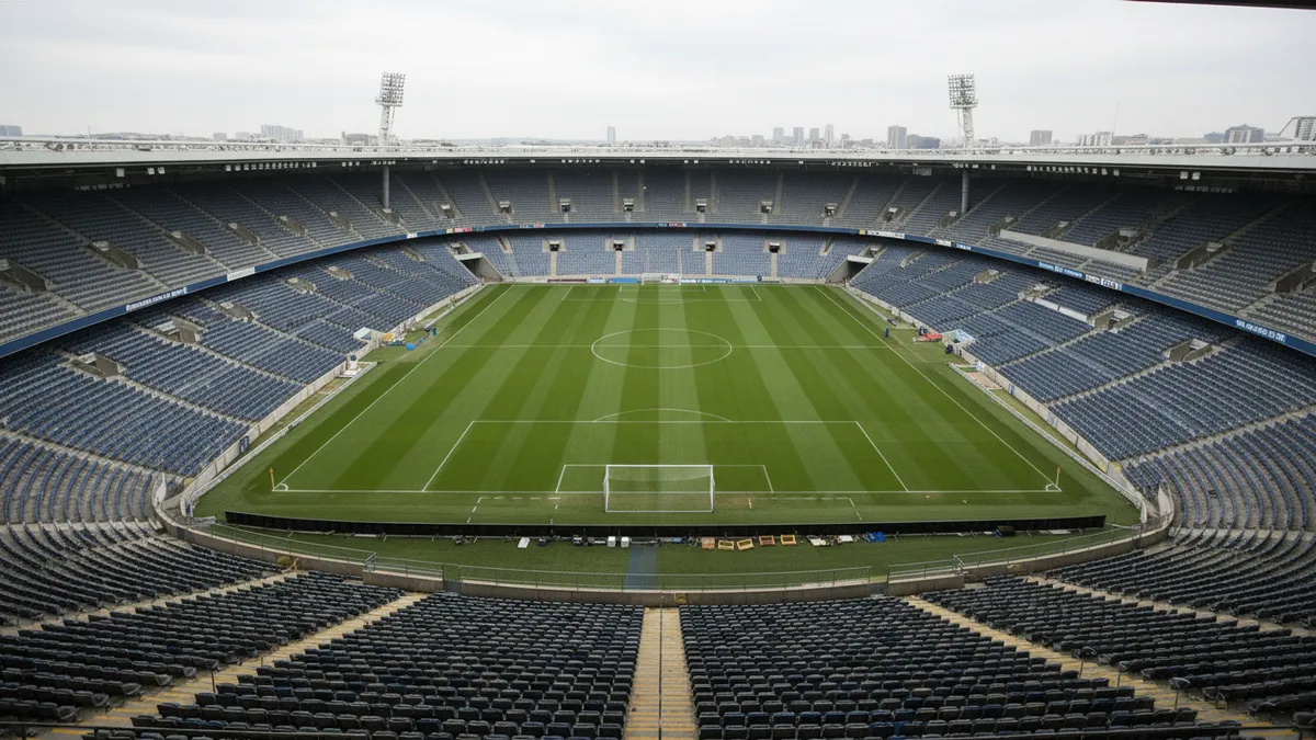 Amplia vista del estadio de fútbol de LaLiga EA Sports y el campo de juego.