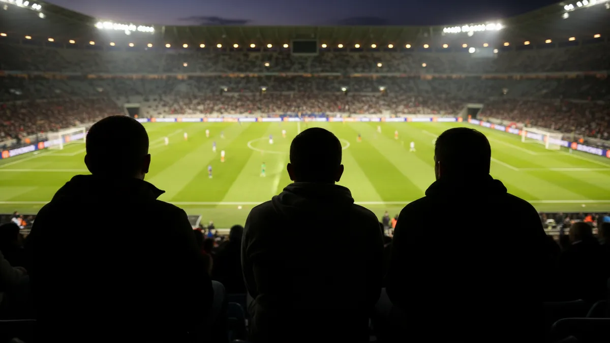 Aficionados de LaLiga EA Sports en las gradas bajo la luz artificial del estadio.